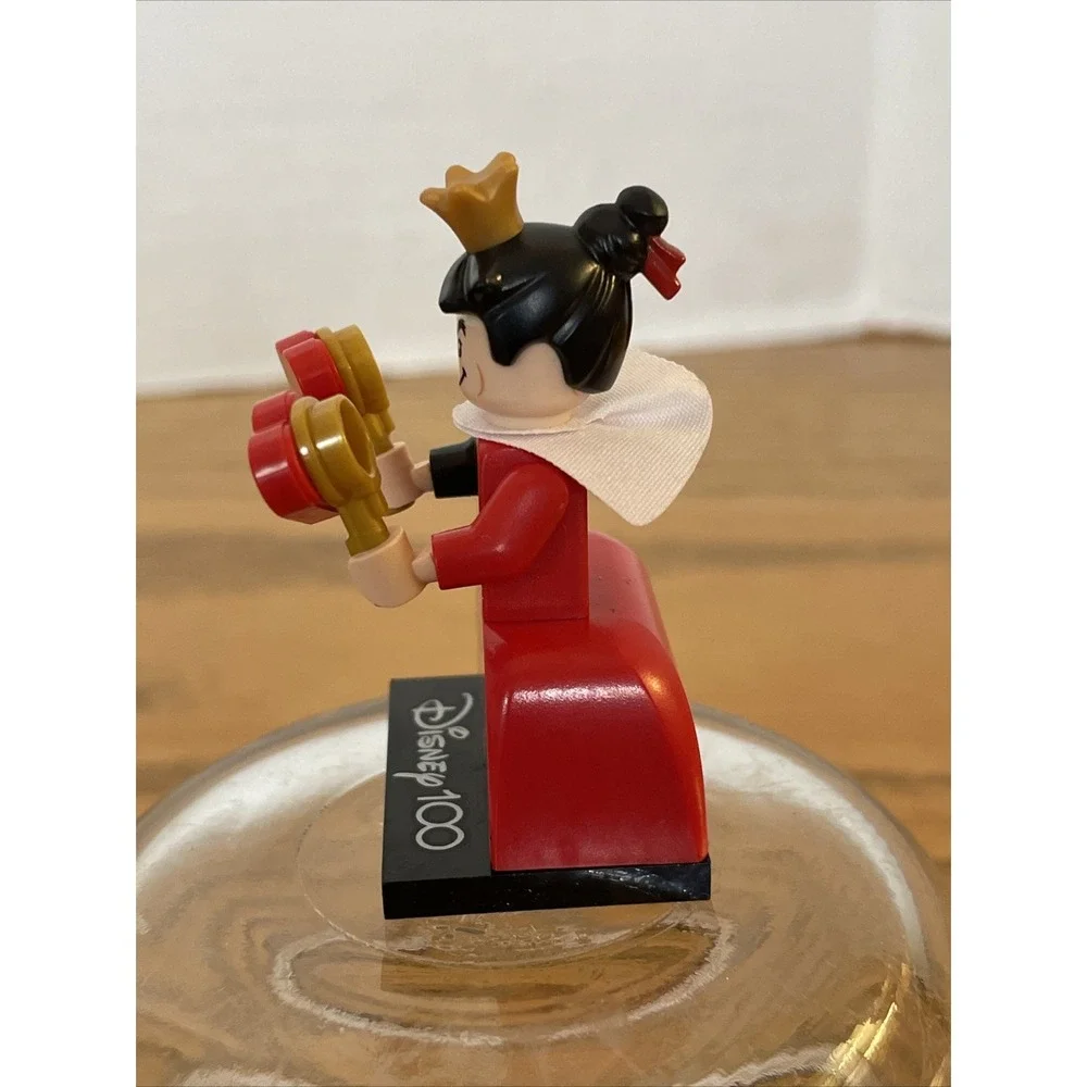 Queen of Hearts  Minifigure Lego Disney 100 (Complete Set, with‎ stand and acc